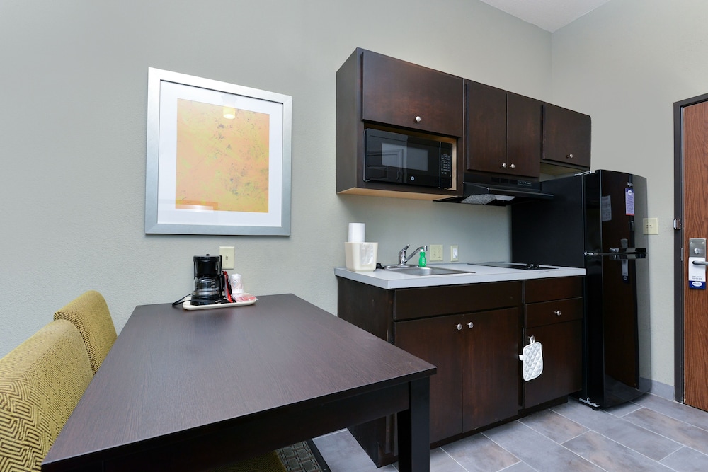 Room, 1 Queen Bed, Kitchenette photo 2