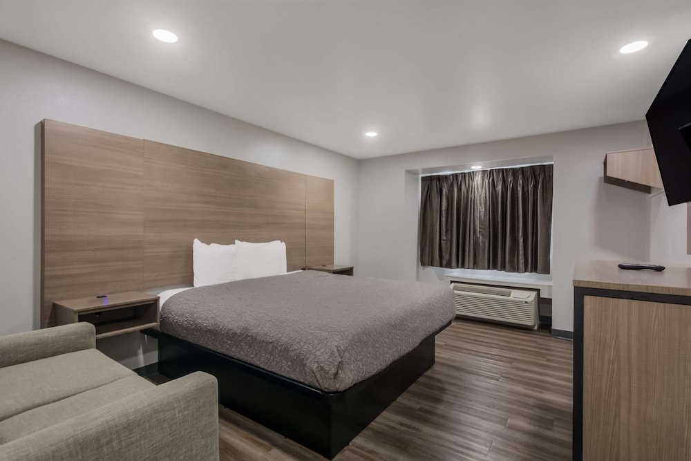 Suite, 1 King Bed, Non Smoking - Photo 2