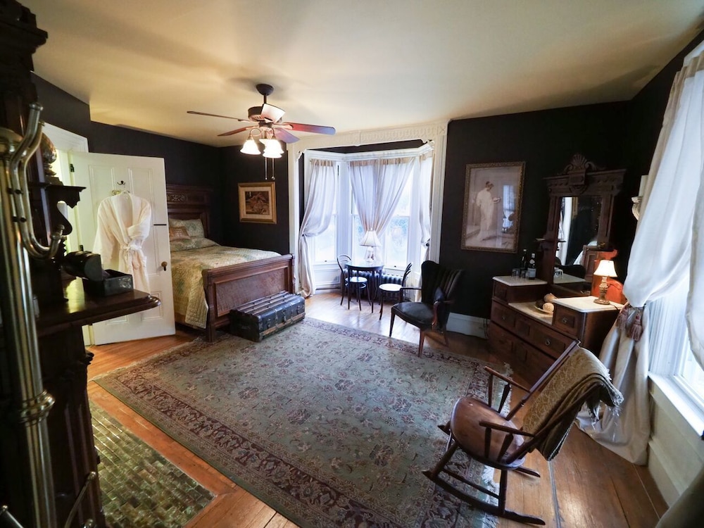Premium Master Suite,1 Double Bed,Fireplace,En Suite Bath(Full Gourmet Breakfast, Plush Robes) photo 3