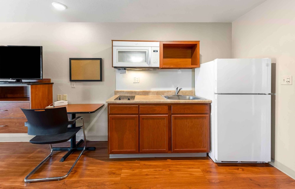 Standard Studio, 1 Queen Bed, Non Smoking, Refrigerator & Microwave photo 3