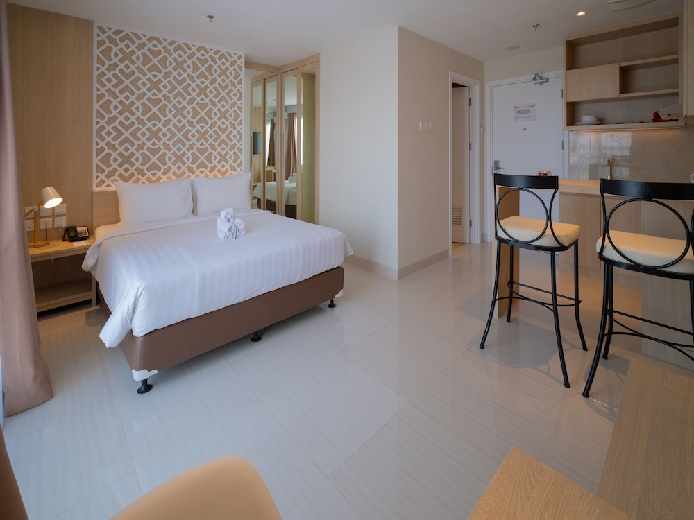 Junior Room, 1 Bedroom, City View (Free 2 Tickets To Aquaboom) photo 1