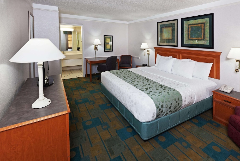 Deluxe Room, 1 King Bed, Non Smoking (Exterior Access) - Photo 1