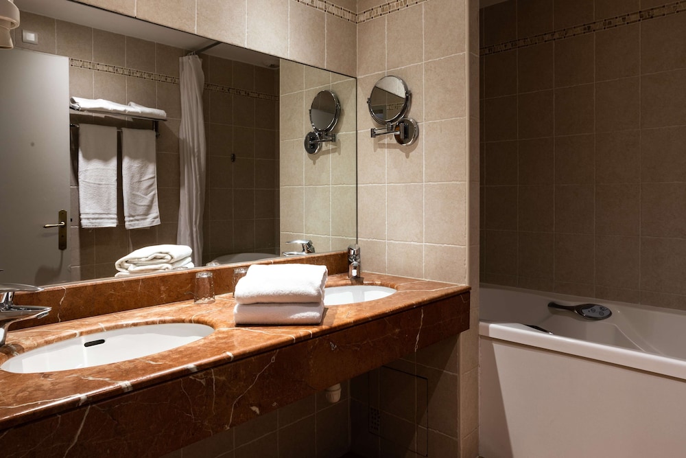 Junior Suite, Multiple Beds, Non Smoking, Pool View - Photo 5