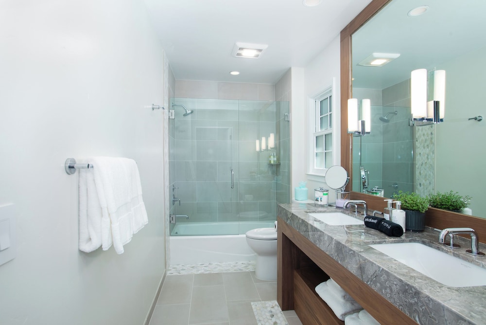 Premium Single Room, 1 King Bed, Balcony, Ocean View photo 2