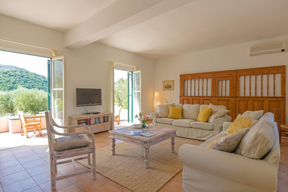 Villa photo 2