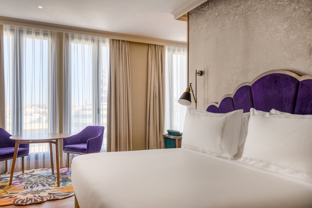Junior Suite, 1 King Bed, City View thumbnail 5
