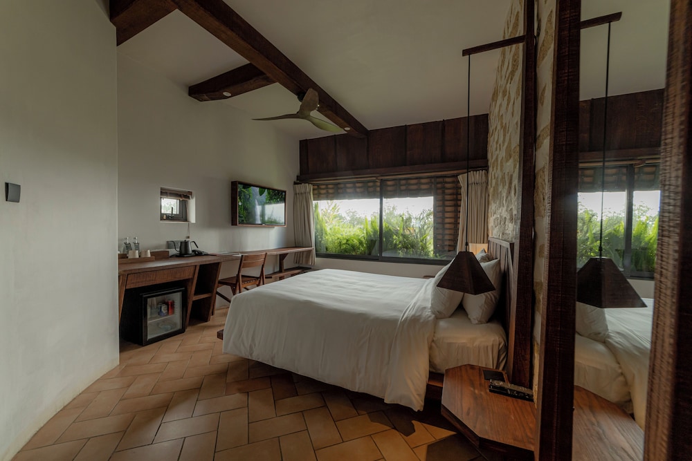 Design Double Room, 1 Queen Bed, Bathtub, Garden View photo 3