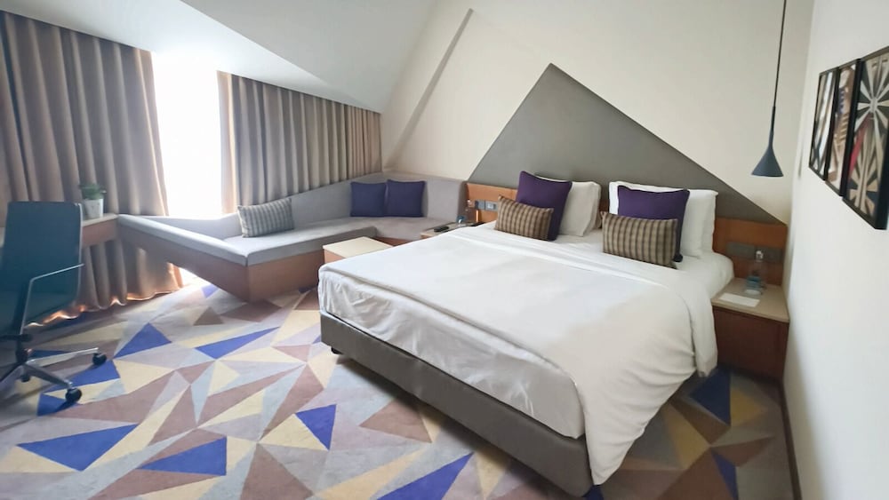 Deluxe Room, 1 King Bed (Airport View)