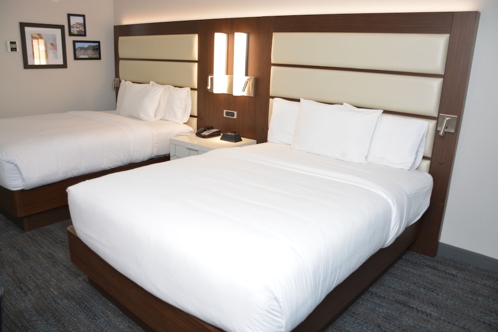 Room, 2 Queen Beds - Photo 4
