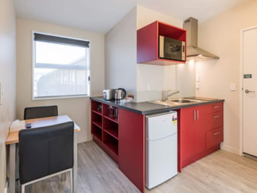 Compact 2 Bedroom Unit thumbnail 5