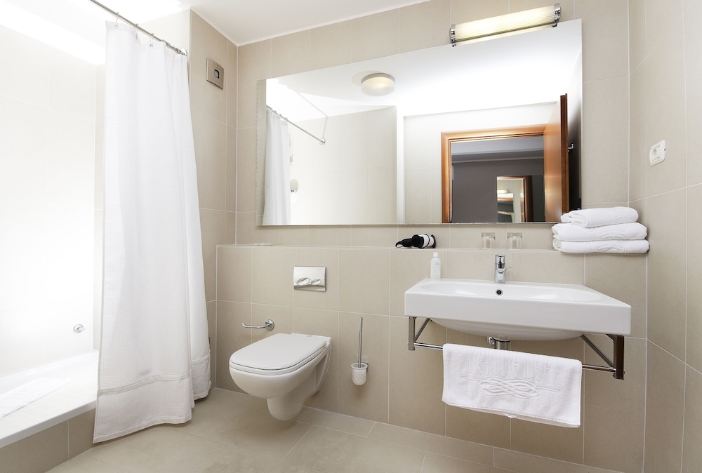 Double Room with Balcony - Photo 3
