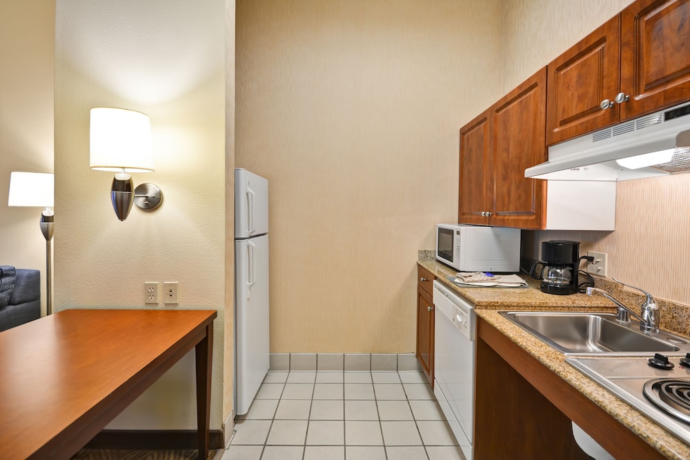 Studio, 1 Queen Bed, Accessible, City View (Bathtub) photo 2