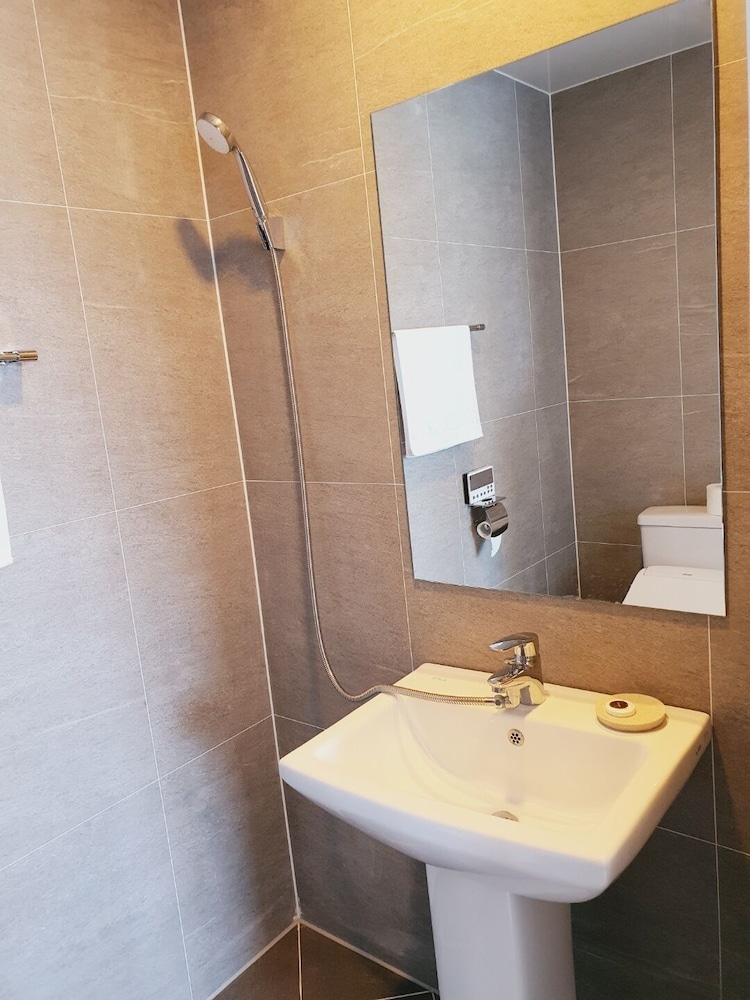 Premium Suite - Photo 14