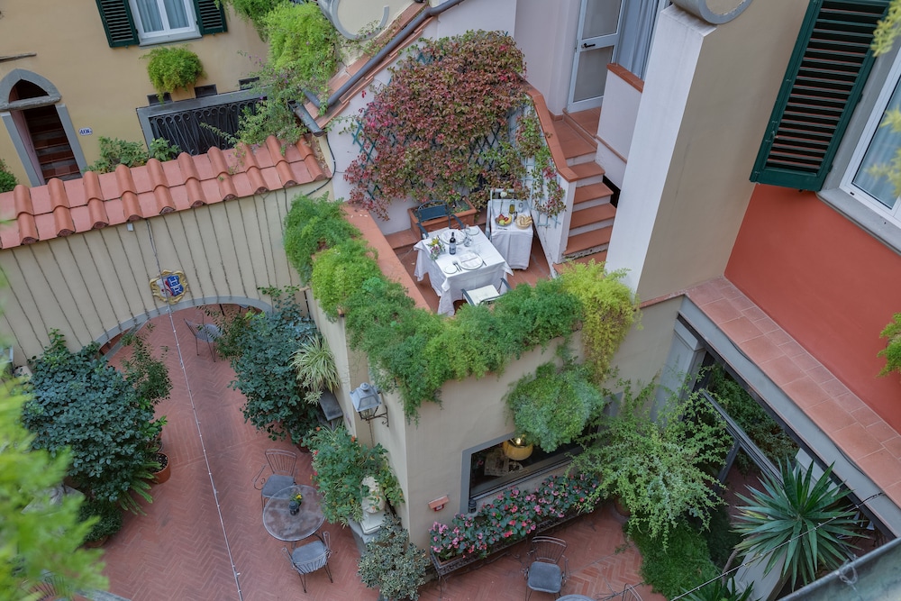 Triple Room, Balcony thumbnail 6