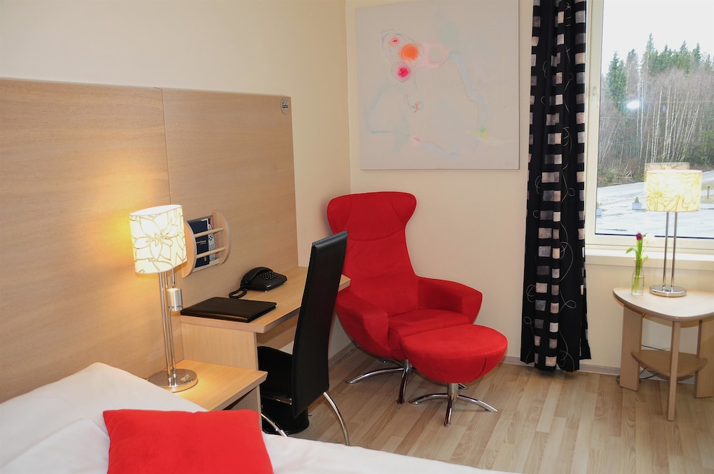 Business Room, 1 Queen Bed, Non Smoking - Photo 2