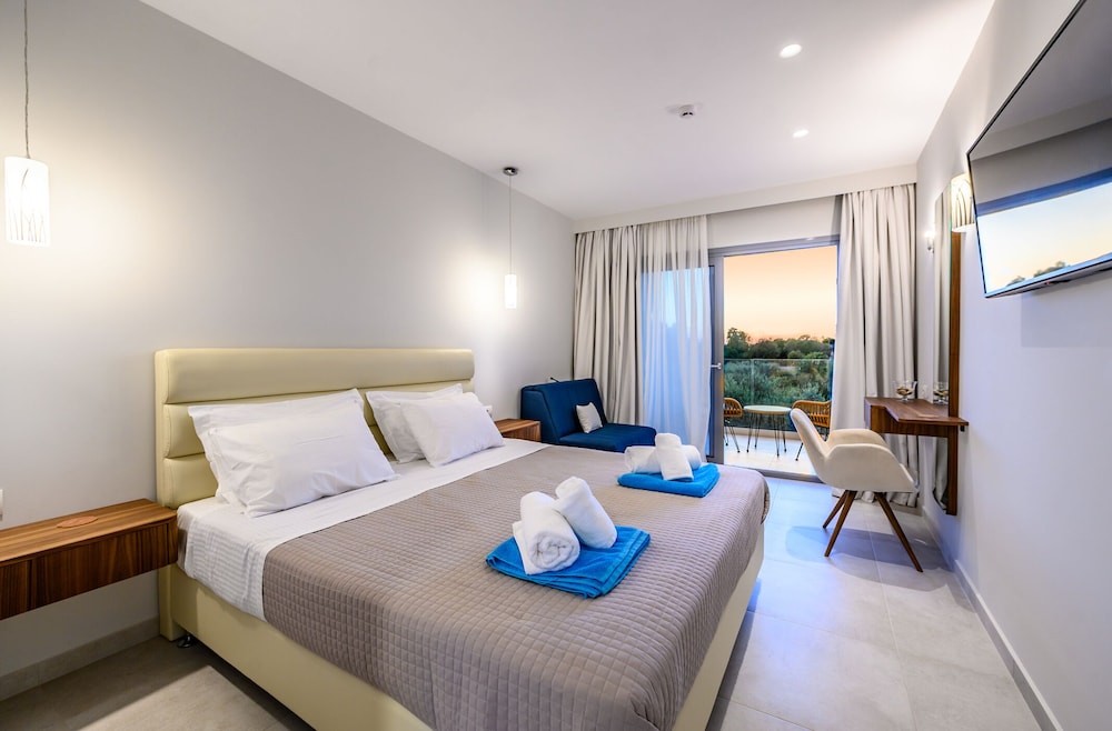 Comfort Triple Room with Shared Pool