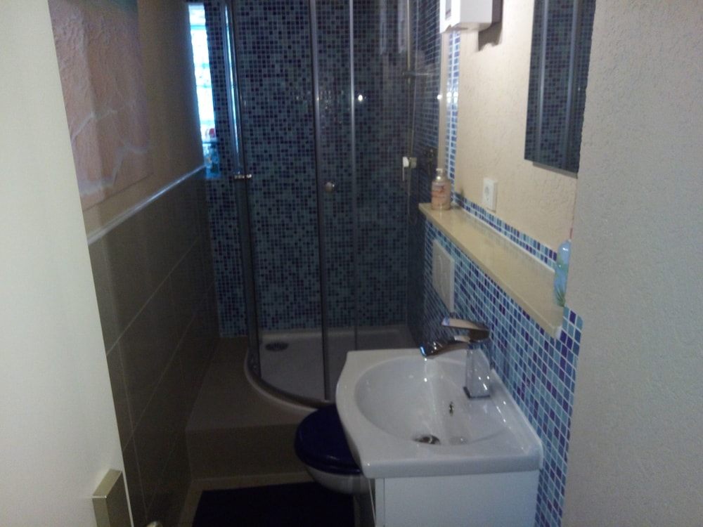 Twin Room, Shared Bathroom photo 3