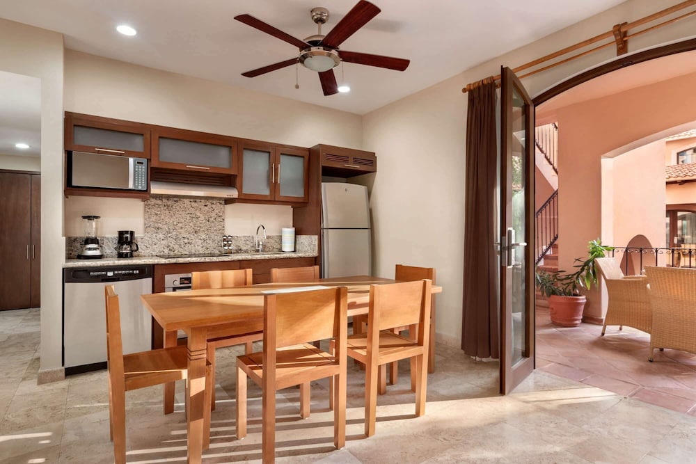 Suite, 3 Bedrooms - Photo 18