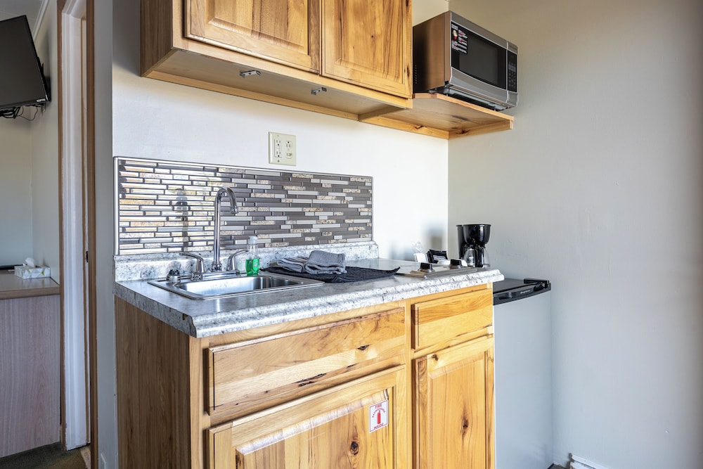 Comfort Quadruple Room, 2 Queen Beds, Kitchenette, Mountain View photo 3