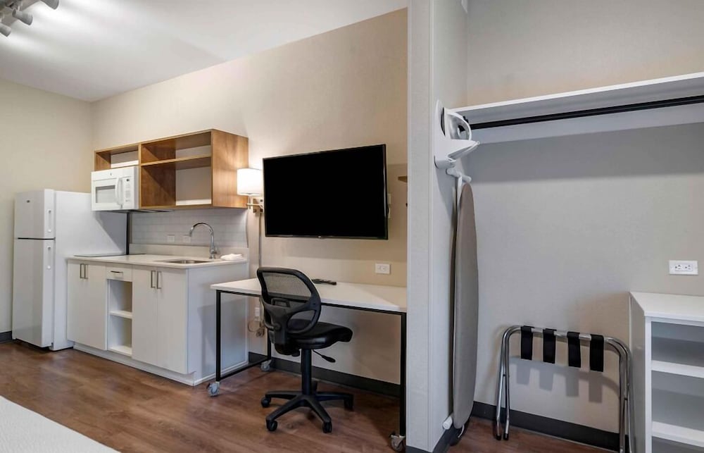Standard Studio, 1 Queen Bed, Non Smoking, Refrigerator (Microwave) - Photo 7