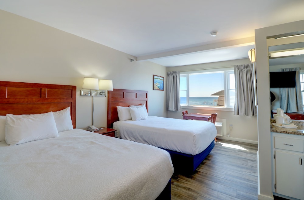 Family Studio Suite, Multiple Beds, Pool View photo 2