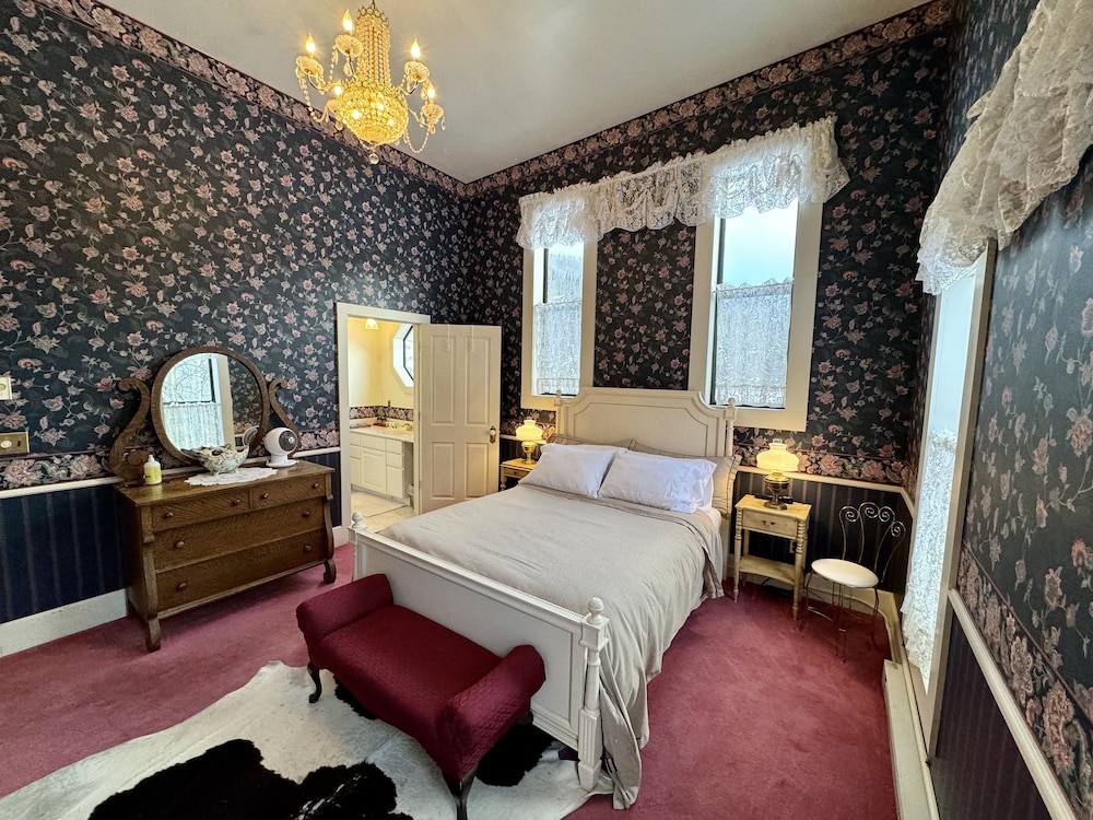 Queen Bed, Private Bathroom photo 2