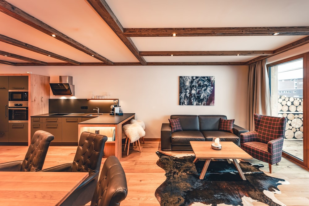 Chalet (M) photo 1