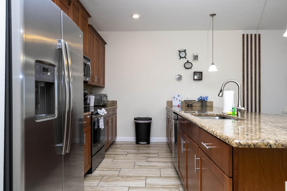 Beautiful 4BR 3BA Home w Pool at Storey Lake, Foto 58