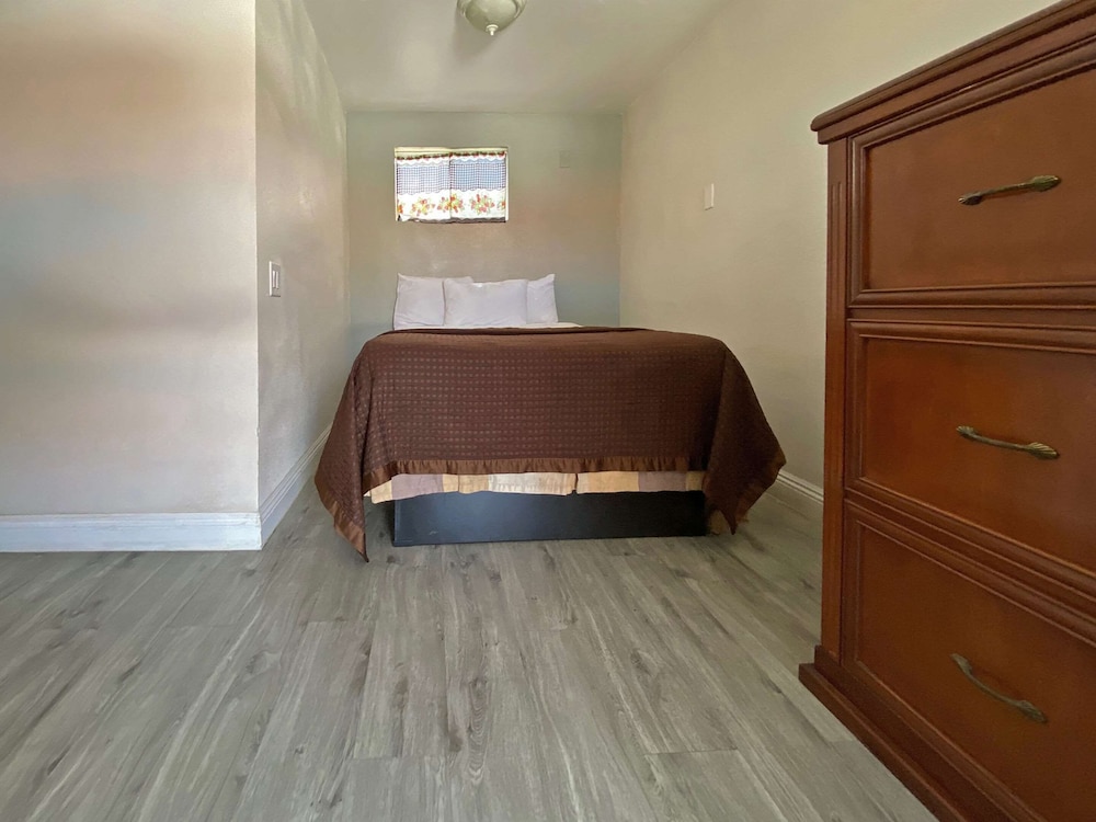 Standard Room, 1 King Bed, Non Smoking photo 2