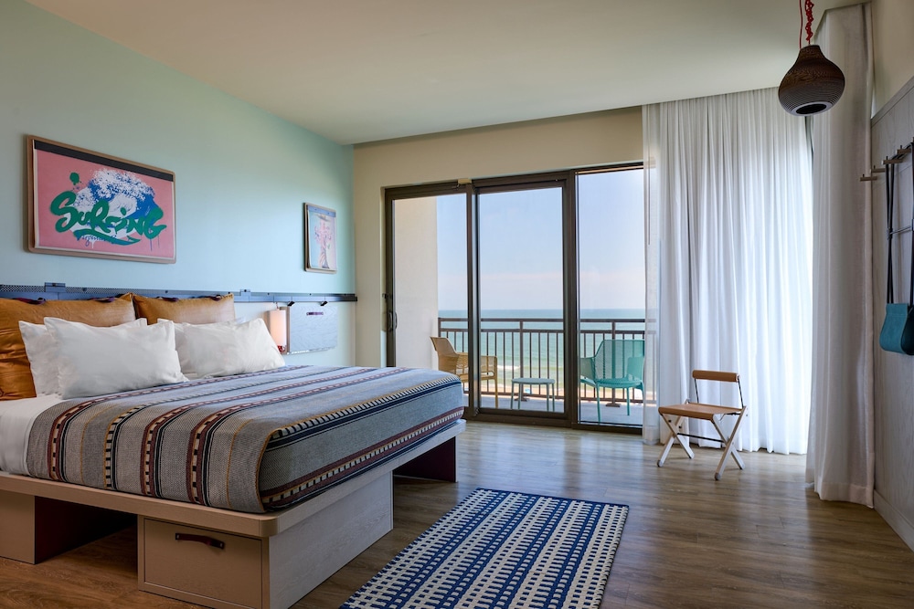 Room, 1 King Bed, Corner (Oceanfront)