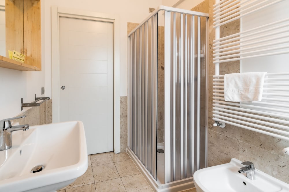 Comfort Double or Twin Room, Ensuite (Alessandro Volta) photo 3