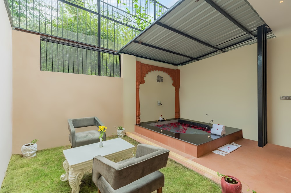 Deluxe with Jacuzzi - Photo 2