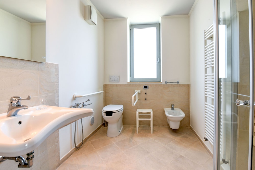 Classic Double or Twin Room - Photo 6