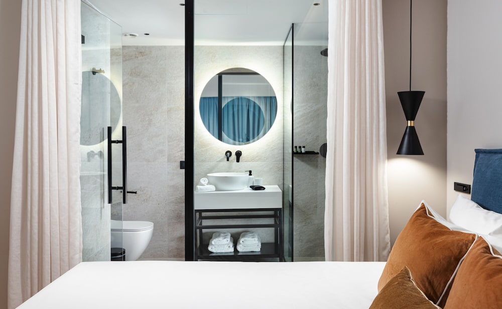 Premium Room with Balcony (Hotel) - Photo 6