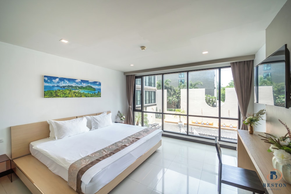 Superior King Room With Pool View photo 2