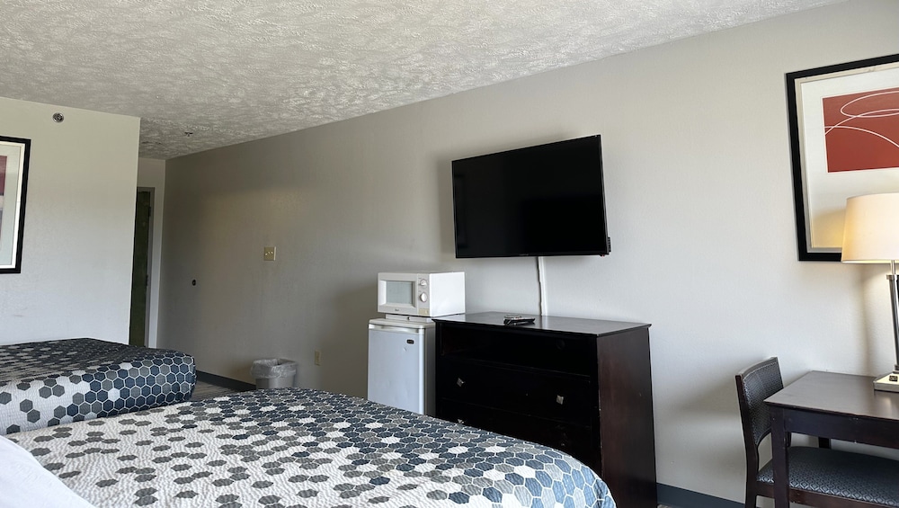 Room, 2 Queen Beds, Non Smoking, Refrigerator & Microwave - Photo 3