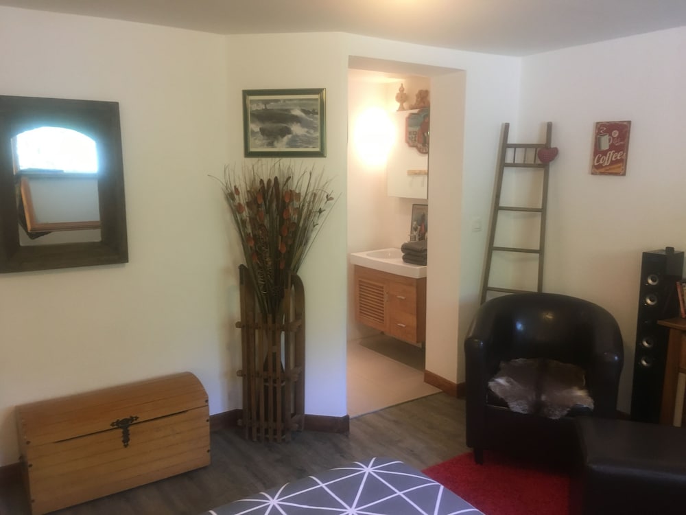 Double Room (Jolie chambre au calme)