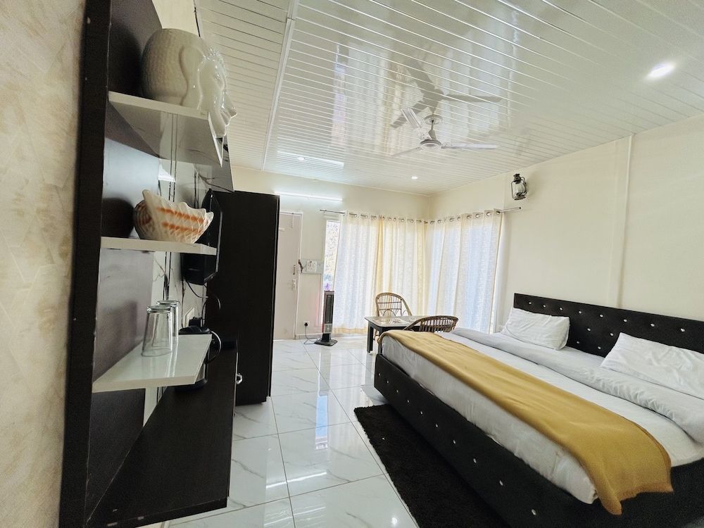 Royal Room - Photo 13