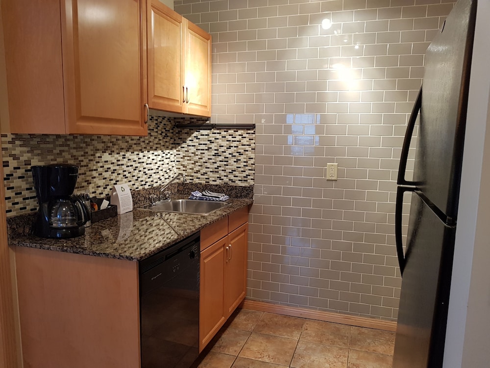 Luxury Condo, 2 Bedrooms, Balcony, Mountain View photo 2