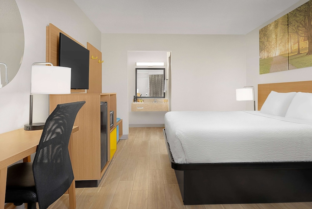 Room, 1 King Bed, Non Smoking (Second Floor) photo 2