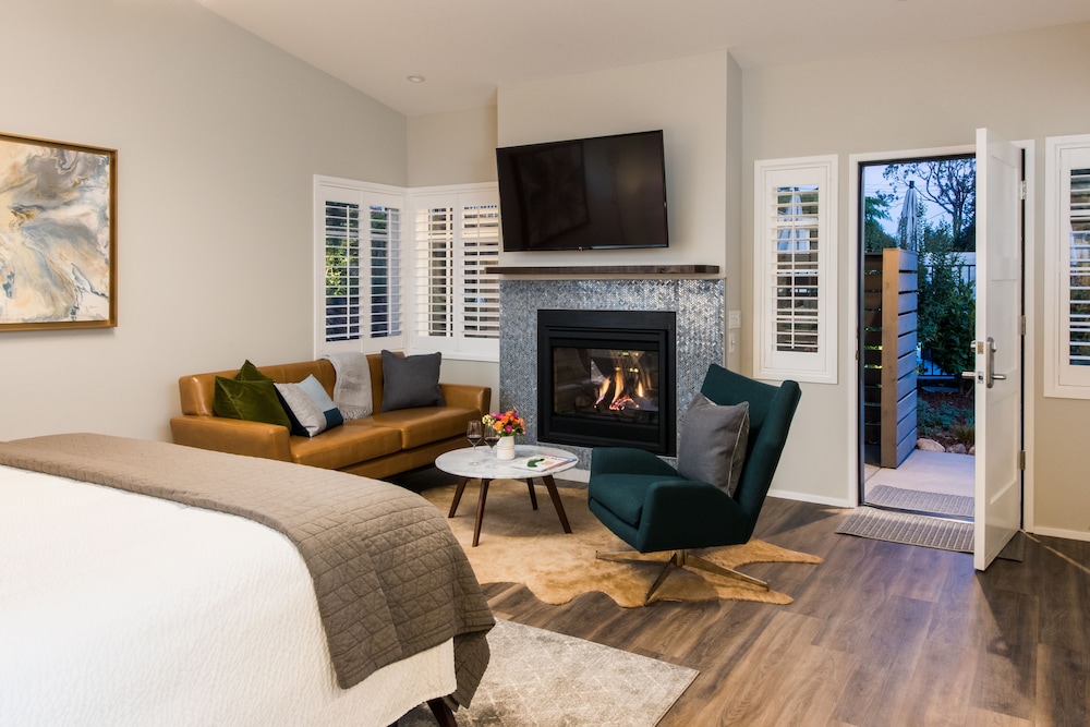 Lower Poolside Cottage