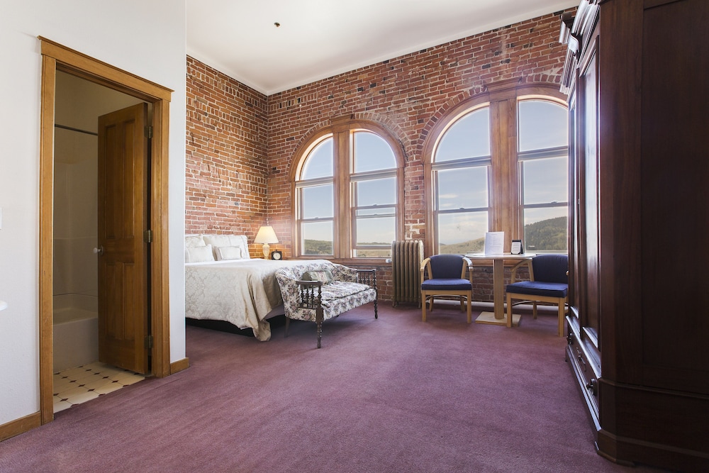 Premium Room, 1 Queen Bed (Top Floor Corner) photo 1