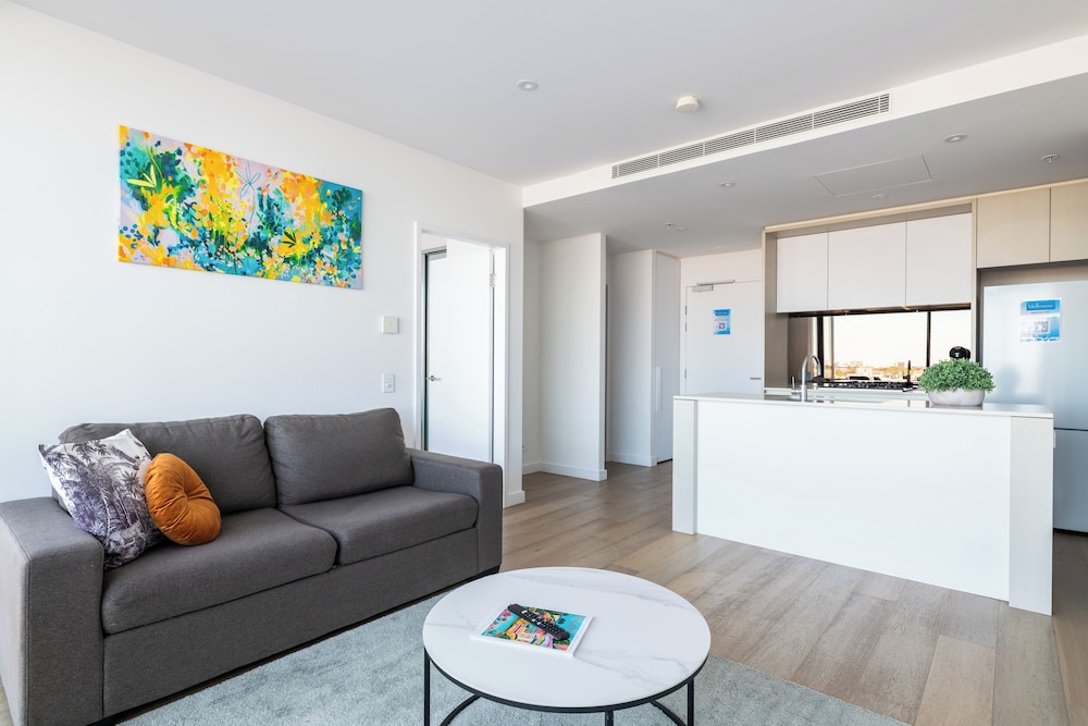 Two-Bedroom Two-Bathroom Apartment with Yarra Views - Photo 2