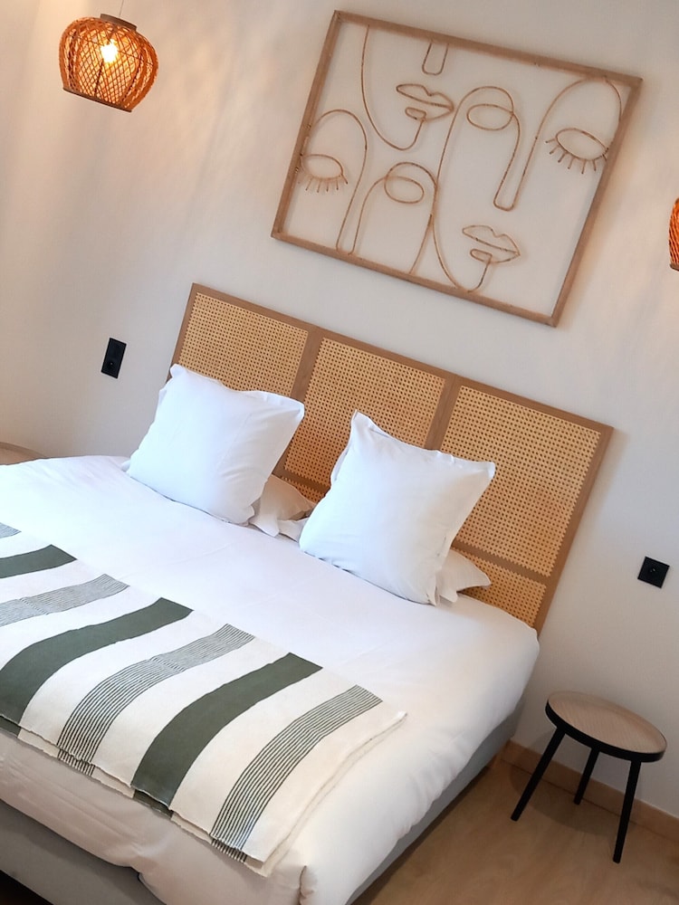 Comfort Room, Harbor View (Marin)