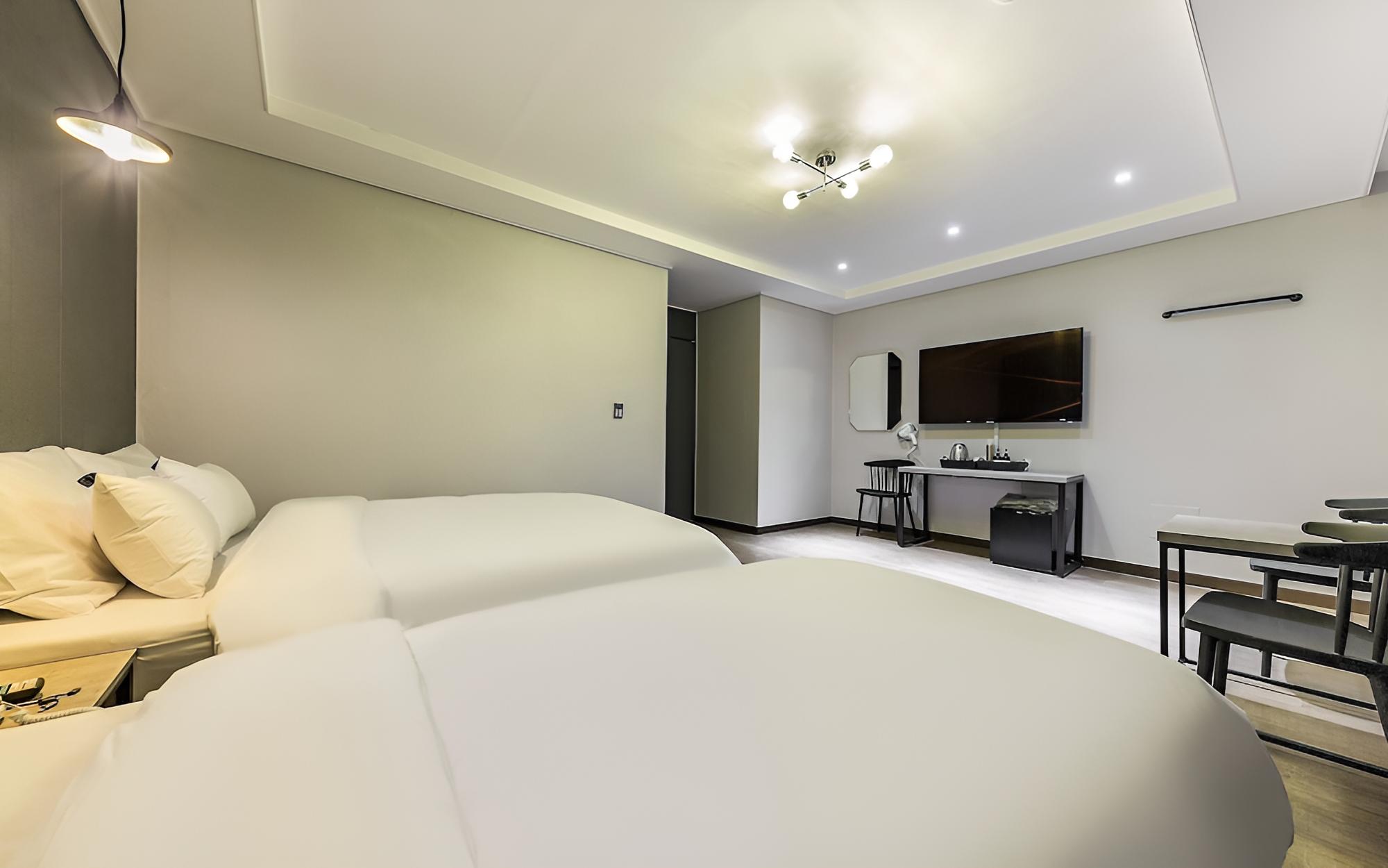 Room (Twin (Netflix Disney+ Apple TV TVING ) photo 2