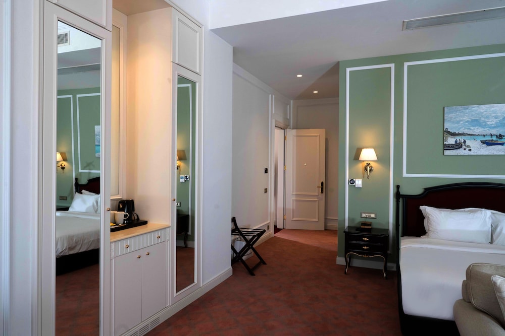 Corner Suite - Photo 3