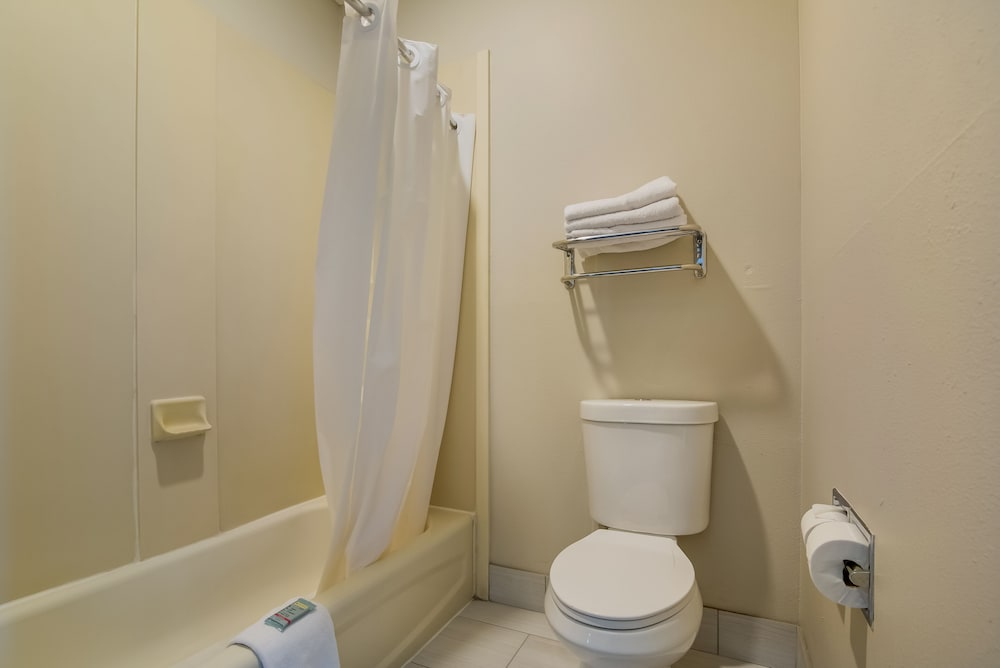 Standard Room, 2 Queen Beds, Non Smoking, Refrigerator & Microwave (Larger Room) - Photo 5