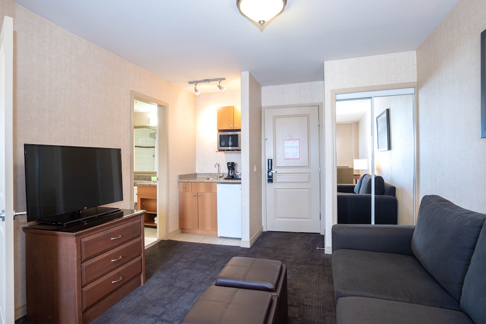 Grand Suite, 1 King Bed, Kitchenette - Photo 3