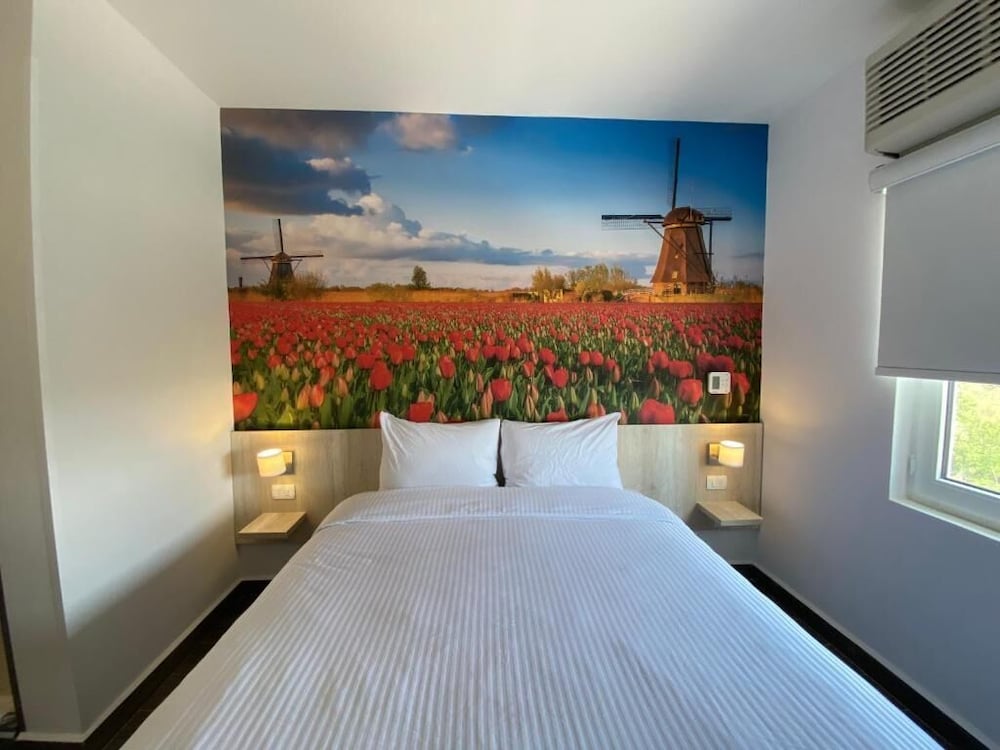 Standard Room, 1 Queen Bed photo 2