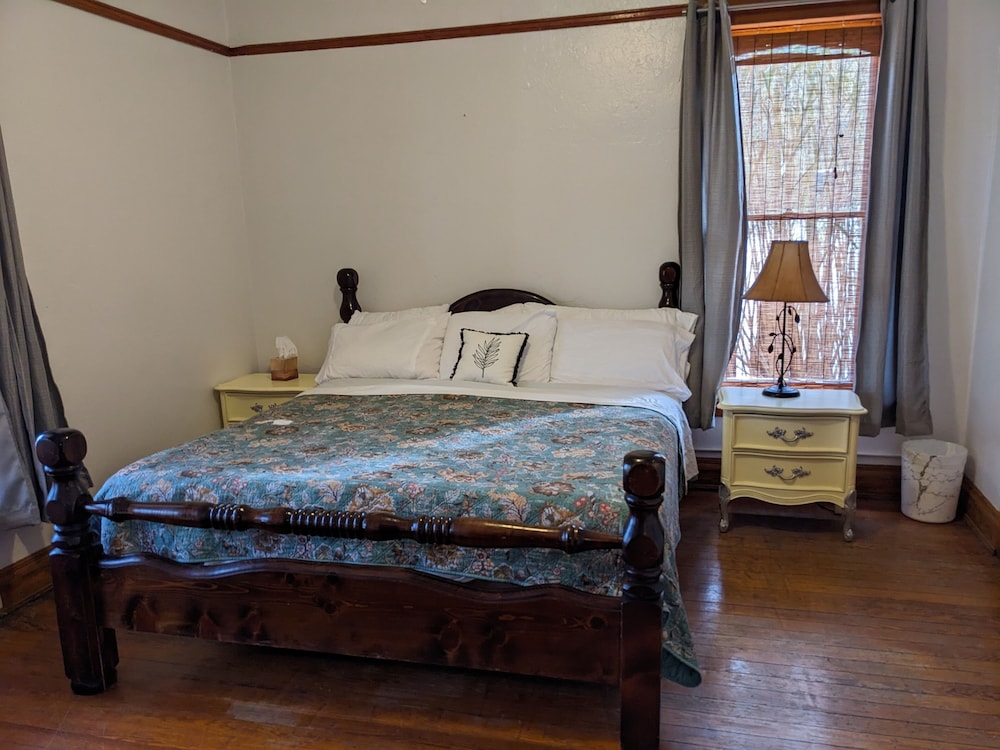 Pet-friendly, Shared Bath, King bed, w/View